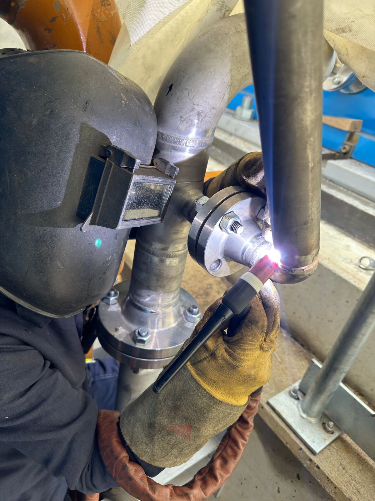 Industrieschweißer bei TIG-Schweißung an Edelstahlrohr — DESA-OM Rohrleitungsmontage